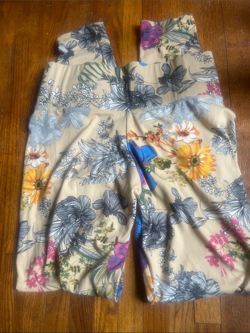 Cute Booty Lounge Beige Floral Leggings with Multicolor Blooms